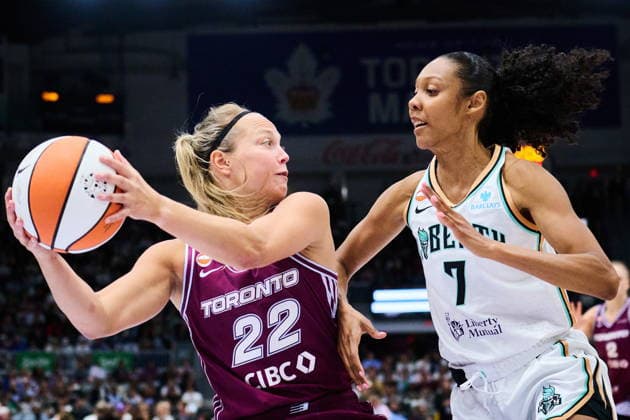 September 20, 2026, Toronto, On, Canada: Toronto Tempo s Julie Allemand (22) looks for an opening as New York Liberty s Rebekah Gardner (7) defends during second half WNBA, Basketball Damen, USA basketball action in Toronto, on Sunday, Sept. 20, 2026. Canada News - September 20, 2026 - ZUMAc35_ 20260920_zaf_c35_194 Copyright: xSammyxKoganx