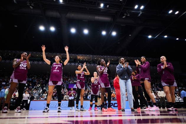 September 20, 2026, Toronto, On, Canada: Toronto Tempo players applaud to fans at the end of the team s final first season home game of WNBA, Basketball Damen, USA basketball against the New York Liberty in Toronto, on Sunday, Sept. 20, 2026. Canada News - September 20, 2026 - ZUMAc35_ 20260920_zaf_c35_206 Copyright: xSammyxKoganx