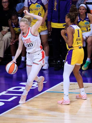 September 20, 2026, Los Angeles, California, USA: Monique Akoa Makani 1 of the Los Angeles Sparks pushes Frieda Buhner 20 of the Portland Fire out of bounds during their regular season WNBA, Basketball Damen, USA game on Sunday September 20, 2026 at Crypto.com Arena in Los Angeles, California. Sparks defeat Fire, 105-84. ARIANA RUIZ PI Sparks Defeat Fire, 105-84 - ZUMAp124 20260920_zaa_p124_108 Copyright: xArianaxRuizx