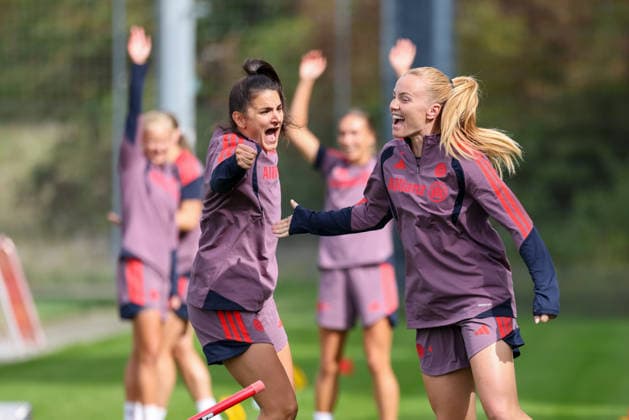 Jovana Damnjanovic (FC Bayern Muenchen, 09) und Glodis Perla Viggosdottir (FC Bayern Muenchen, 04) jubeln im Training, lachen, gute Laune, Emotionen, GER, FC Bayern Muenchen Frauen Abschlusstraining, Fussball, UEFA Womens Champions League, Saison 2026 2027, 21.09.2026, GER, FC Bayern Muenchen Frauen Abschlusstraining, Fussball, UEFA Womens Champions League, Saison 2026 2027, 21.09.2026 Muenchen Copyright: xEibner-Pressefoto JennixMaulx EP_JML