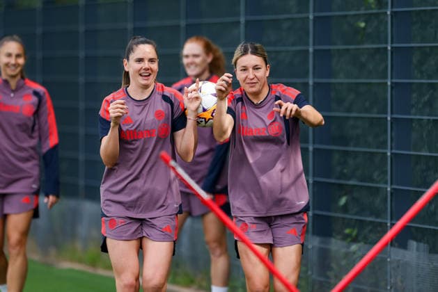 Sarah Zadrazil (FC Bayern Muenchen, 25) mit Barbara Dunst (FC Bayern Muenchen, 28) bei einer Trainingsuebung mit Ball, lachen, gute Laune, Emotionen, GER, FC Bayern Muenchen Frauen Abschlusstraining, Fussball, UEFA Womens Champions League, Saison 2026 2027, 21.09.2026, GER, FC Bayern Muenchen Frauen Abschlusstraining, Fussball, UEFA Womens Champions League, Saison 2026 2027, 21.09.2026 Muenchen Copyright: xEibner-Pressefoto JennixMaulx EP_JML
