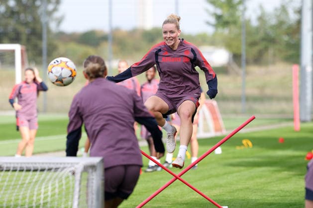 Alara Sehitler (FC Bayern Muenchen, 14) bei einer Trainingsuebung mit Ball, lachen, gute Laune, Emotionen, GER, FC Bayern Muenchen Frauen Abschlusstraining, Fussball, UEFA Womens Champions League, Saison 2026 2027, 21.09.2026, GER, FC Bayern Muenchen Frauen Abschlusstraining, Fussball, UEFA Womens Champions League, Saison 2026 2027, 21.09.2026 Muenchen Copyright: xEibner-Pressefoto JennixMaulx EP_JML