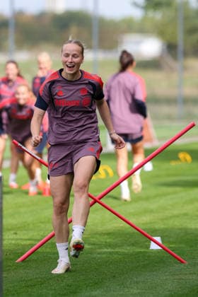 Franziska Kett (FC Bayern Muenchen, 20), lachen, gute Laune, Emotionen, GER, FC Bayern Muenchen Frauen Abschlusstraining, Fussball, UEFA Womens Champions League, Saison 2026 2027, 21.09.2026, GER, FC Bayern Muenchen Frauen Abschlusstraining, Fussball, UEFA Womens Champions League, Saison 2026 2027, 21.09.2026 Muenchen Copyright: xEibner-Pressefoto JennixMaulx EP_JML