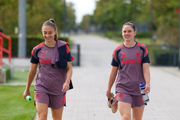 Katharina Naschenweng (FC Bayern Muenchen, 19) und Sarah Zadrazil (FC Bayern Muenchen, 25) auf dem Weg zum Trainingsplatz, lachen, gute Laune, Emotionen, GER, FC Bayern Muenchen Frauen Abschlusstraining, Fussball, UEFA Womens Champions League, Saison 2026 2027, 21.09.2026, GER, FC Bayern Muenchen Frauen Abschlusstraining, Fussball, UEFA Womens Champions League, Saison 2026 2027, 21.09.2026 Muenchen Copyright: xEibner-Pressefoto JennixMaulx EP_JML