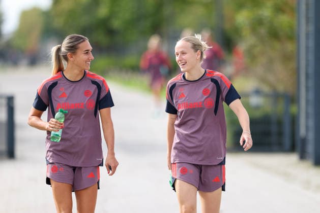 Jana Kappes (FC Bayern Muenchen) und Franziska Kett (FC Bayern Muenchen, 20) auf dem Weg zum Trainingsplatz, lachen, gute Laune, Emotionen, GER, FC Bayern Muenchen Frauen Abschlusstraining, Fussball, UEFA Womens Champions League, Saison 2026 2027, 21.09.2026, GER, FC Bayern Muenchen Frauen Abschlusstraining, Fussball, UEFA Womens Champions League, Saison 2026 2027, 21.09.2026 Muenchen Copyright: xEibner-Pressefoto JennixMaulx EP_JML