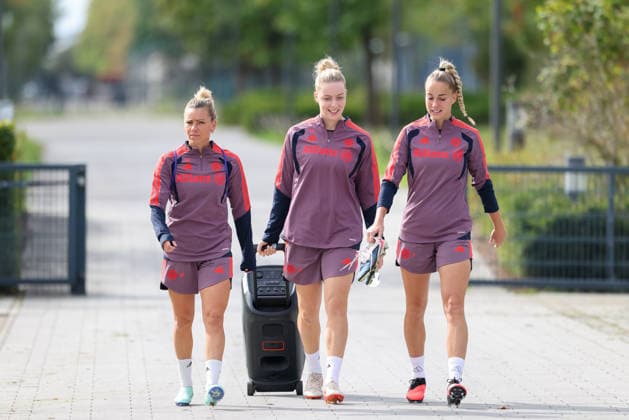 Linda Dallmann (FC Bayern Muenchen, 10) mit Alara Sehitler (FC Bayern Muenchen, 14) und Giulia Gwinn (FC Bayern Muenchen, 07) auf dem Weg zum Trainingsplatz, GER, FC Bayern Muenchen Frauen Abschlusstraining, Fussball, UEFA Womens Champions League, Saison 2026 2027, 21.09.2026, GER, FC Bayern Muenchen Frauen Abschlusstraining, Fussball, UEFA Womens Champions League, Saison 2026 2027, 21.09.2026 Muenchen Copyright: xEibner-Pressefoto JennixMaulx EP_JML