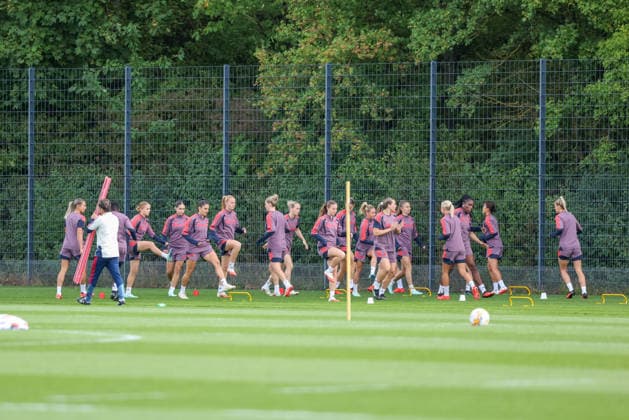 Die Spielerinnen des FC Bayern Muenchen beim Aufwaermen, mit Jose Barcala (FC Bayern Muenchen, Chef-Trainer), GER, FC Bayern Muenchen Frauen Abschlusstraining, Fussball, UEFA Womens Champions League, Saison 2026 2027, 21.09.2026, GER, FC Bayern Muenchen Frauen Abschlusstraining, Fussball, UEFA Womens Champions League, Saison 2026 2027, 21.09.2026 Muenchen Copyright: xEibner-Pressefoto JennixMaulx EP_JML