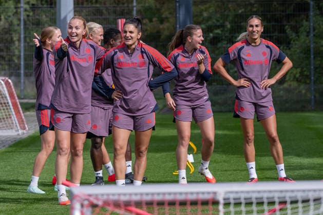 Glodis Perla Viggosdottir (FC Bayern Muenchen Frauen, 04), Jovana Damnjanovic (FC Bayern Muenchen Frauen, 09), Sarah Mattner-Trembleau (FC Bayern Muenchen Frauen, 11) und Jana Kappes (FC Bayern Muenchen Frauen, 45) haben viel Spass FC Bayern Muenchen Frauen, Fussball, Google Pixel Frauen-Bundesliga, Abschlusstraining vor Champions League, Saison 2026 2027, 21.09.2026. Foto: HMB Media Franz Feiner Copyright: HMBxMedia FranzxFeiner