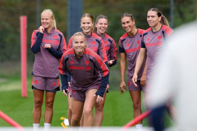 Glodis Perla Viggosdottir (FC Bayern Muenchen, 04), gute Laune, Emotionen, Freude, lachen, GER, FC Bayern Muenchen Frauen Abschlusstraining, Fussball, UEFA Womens Champions League, Saison 2026 2027, 21.09.2026, GER, FC Bayern Muenchen Frauen Abschlusstraining, Fussball, UEFA Womens Champions League, Saison 2026 2027, 21.09.2026 Muenchen Copyright: xEibner-Pressefoto JennixMaulx EP_JML