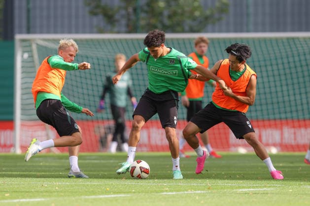 21.09.2026, xtgx, Fussball - 2.Bundesliga Hannover 96 - Training emspor, v.l. Jasper Fynn Reinhold (Hannover, 38), Yunus ooenal (Hannover, 24), Hayate Matsuda (Hannover, 27) Zweikampf, Duell, Kampf, tackle (DFL DFB REGULATIONS PROHIBIT ANY USE OF PHOTOGRAPHS as IMAGE SEQUENCES and or QUASI-VIDEO) Hannover