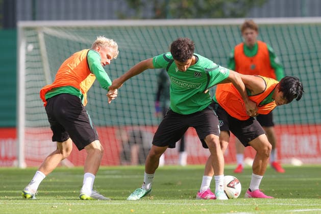 21.09.2026, xtgx, Fussball - 2.Bundesliga Hannover 96 - Training emspor, v.l. Jasper Fynn Reinhold (Hannover, 38), Yunus ooenal (Hannover, 24), Hayate Matsuda (Hannover, 27) Zweikampf, Duell, Kampf, tackle (DFL DFB REGULATIONS PROHIBIT ANY USE OF PHOTOGRAPHS as IMAGE SEQUENCES and or QUASI-VIDEO) Hannover