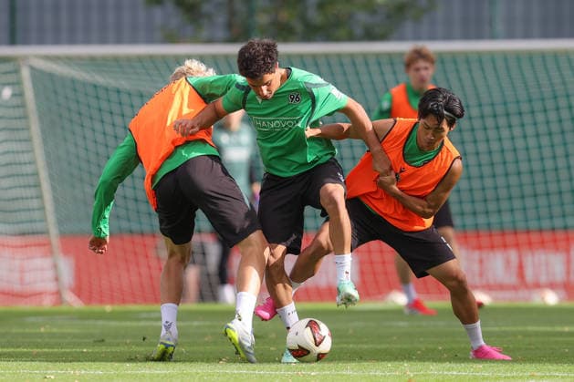 21.09.2026, xtgx, Fussball - 2.Bundesliga Hannover 96 - Training emspor, v.l. Jasper Fynn Reinhold (Hannover, 38), Yunus ooenal (Hannover, 24), Hayate Matsuda (Hannover, 27) Zweikampf, Duell, Kampf, tackle (DFL DFB REGULATIONS PROHIBIT ANY USE OF PHOTOGRAPHS as IMAGE SEQUENCES and or QUASI-VIDEO) Hannover