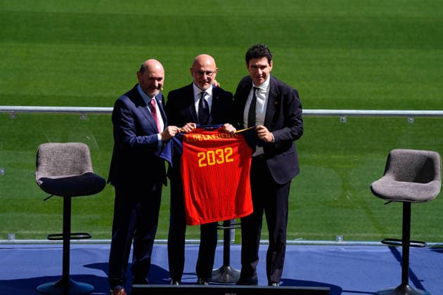 September 21, 2026, Las Rozas, Madrid, Spain: Luis de la Fuente, head coach of Spain and Rafael Louzan, President of RFEF, pose for a photo during the presentation of Luis De La Fuente contract renewal, extending his deal until 2032 at Ciudad del Futbol on September 21, 2026, in Las Rozas, Madrid, Spain. Las Rozas Spain - ZUMAa181 20260921_zaa_a181_002 Copyright: xDennisxAgyemanx