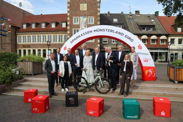Vorstellung der Streckenverläufe und der Aktionen und Zahlen des in diesem Jahr zum 20. mal stattfindenden Radrennen. In diesem Jahr startet das Radrennen in Borken im Westmünsterland. Münsters Oberbürgermeister Tilman Fuchs, Philipp Kern (Brillux), Maren Danigel (LBS), Dr. Linus Tepe (Kreisdirektor Kreis Coesfeld), Dr. Kai Zwicker (Landrat Kreis Borken), Jürgen Büngeler (Sparkasse Westmünsterland), Borkens Bürgermeisterin Mechtild Schulze Hessing sowie Klaus Richter (Vorstandvorsitzender der Sparkasse Münsterland Ost), Fabian Wegmann (Sportlicher Leiter des Sparkassen Münsterland Giro), Norbert Hypki (Vorstandvorsitzender der Sparkasse Westmünsterland), Rainer Bergmann (Gesamtleiter des Sparkassen Münsterland Giro), Jana Mathmann (Projektleiterin des Sparkassen Münsterland Giro) und Kerstin Dewaldt (Leiterin des Sportamts der Stadt Münster). Borken, Nordrhein-Westfalen, DEU, Deutschland, 21.09.2026 Pressekonferenz Sparkassen Münsterland Giro.