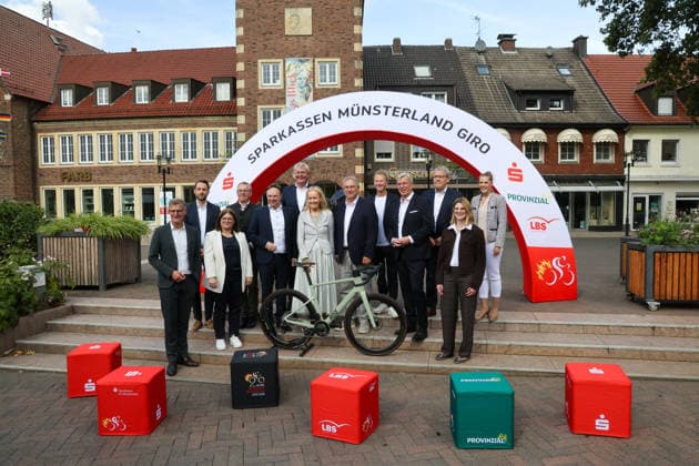 Vorstellung der Streckenverläufe und der Aktionen und Zahlen des in diesem Jahr zum 20. mal stattfindenden Radrennen. In diesem Jahr startet das Radrennen in Borken im Westmünsterland. Münsters Oberbürgermeister Tilman Fuchs, Philipp Kern (Brillux), Maren Danigel (LBS), Dr. Linus Tepe (Kreisdirektor Kreis Coesfeld), Dr. Kai Zwicker (Landrat Kreis Borken), Jürgen Büngeler (Sparkasse Westmünsterland), Borkens Bürgermeisterin Mechtild Schulze Hessing sowie Klaus Richter (Vorstandvorsitzender der Sparkasse Münsterland Ost), Fabian Wegmann (Sportlicher Leiter des Sparkassen Münsterland Giro), Norbert Hypki (Vorstandvorsitzender der Sparkasse Westmünsterland), Rainer Bergmann (Gesamtleiter des Sparkassen Münsterland Giro), Jana Mathmann (Projektleiterin des Sparkassen Münsterland Giro) und Kerstin Dewaldt (Leiterin des Sportamts der Stadt Münster). Borken, Nordrhein-Westfalen, DEU, Deutschland, 21.09.2026 Pressekonferenz Sparkassen Münsterland Giro.