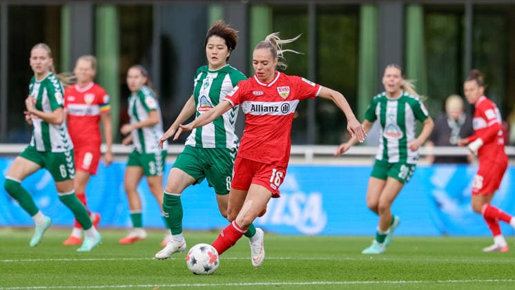 v.li.: Mei Shimada (SV Werder Bremen, 8) und Janina Hechler (VfB Stuttgart, 16) im Zweikampf, Duell, Dynamik, Aktion, Action, Spielszene, DIE DFB-RICHTLINIEN UNTERSAGEN JEGLICHE NUTZUNG VON FOTOS ALS SEQUENZBILDER UND ODER VIDEOÄHNLICHE FOTOSTRECKEN. DFB REGULATIONS PROHIBIT ANY USE OF PHOTOGRAPHS AS IMAGE SEQUENCES AND OR QUASI-VIDEO., 21.09.2026, Bremen (Deutschland), Fussball, Google Pixel Frauen-Bundesliga, SV Werder Bremen - VfB Stuttgart