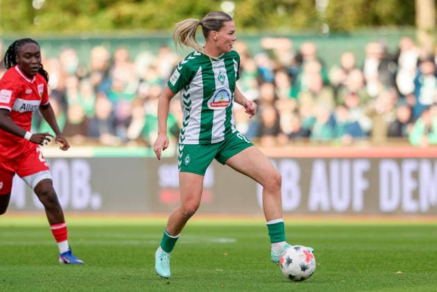 Juliane Wirtz (SV Werder Bremen, 28) am Ball, Einzelbild, Ganzkörper, Aktion, Action, Spielszene, DIE DFB-RICHTLINIEN UNTERSAGEN JEGLICHE NUTZUNG VON FOTOS ALS SEQUENZBILDER UND ODER VIDEOÄHNLICHE FOTOSTRECKEN. DFB REGULATIONS PROHIBIT ANY USE OF PHOTOGRAPHS AS IMAGE SEQUENCES AND OR QUASI-VIDEO., 21.09.2026, Bremen (Deutschland), Fussball, Google Pixel Frauen-Bundesliga, SV Werder Bremen - VfB Stuttgart