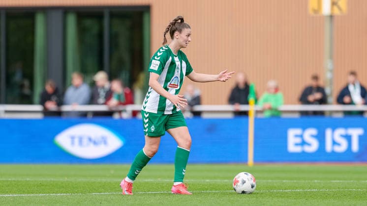 Julia Magerl (SV Werder Bremen, 4) am Ball, Freisteller, Einzelbild, Ganzkörper, Aktion, Action, Spielszene, gibt Anweisungen, gestikuliert, mit den Armen gestikulieren, DIE DFB-RICHTLINIEN UNTERSAGEN JEGLICHE NUTZUNG VON FOTOS ALS SEQUENZBILDER UND ODER VIDEOÄHNLICHE FOTOSTRECKEN. DFB REGULATIONS PROHIBIT ANY USE OF PHOTOGRAPHS AS IMAGE SEQUENCES AND OR QUASI-VIDEO., 21.09.2026, Bremen (Deutschland), Fussball, Google Pixel Frauen-Bundesliga, SV Werder Bremen - VfB Stuttgart