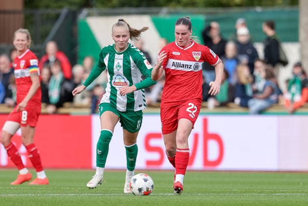 v.li.: Isabella Jaron (SV Werder Bremen, 11) und Adriana Achcinska (VfB Stuttgart, 22) im Zweikampf, Duell, Dynamik, Aktion, Action, Spielszene, DIE DFB-RICHTLINIEN UNTERSAGEN JEGLICHE NUTZUNG VON FOTOS ALS SEQUENZBILDER UND ODER VIDEOÄHNLICHE FOTOSTRECKEN. DFB REGULATIONS PROHIBIT ANY USE OF PHOTOGRAPHS AS IMAGE SEQUENCES AND OR QUASI-VIDEO., 21.09.2026, Bremen (Deutschland), Fussball, Google Pixel Frauen-Bundesliga, SV Werder Bremen - VfB Stuttgart