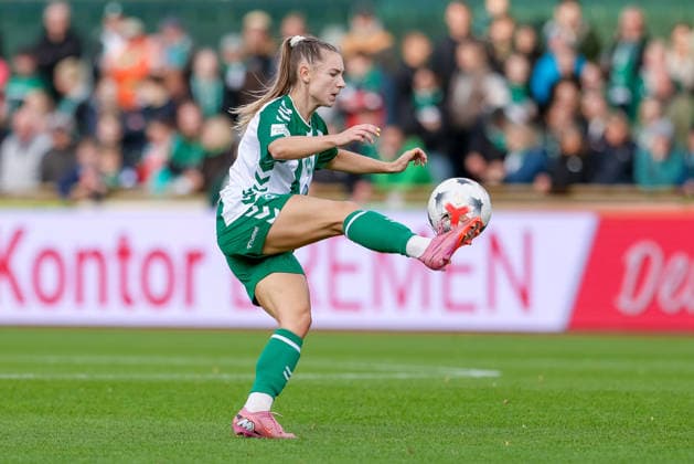 Michelle Weiß (SV Werder Bremen, 15) am Ball, Freisteller, Einzelbild, Ganzkörper, Aktion, Action, Spielszene, DIE DFB-RICHTLINIEN UNTERSAGEN JEGLICHE NUTZUNG VON FOTOS ALS SEQUENZBILDER UND ODER VIDEOÄHNLICHE FOTOSTRECKEN. DFB REGULATIONS PROHIBIT ANY USE OF PHOTOGRAPHS AS IMAGE SEQUENCES AND OR QUASI-VIDEO., 21.09.2026, Bremen (Deutschland), Fussball, Google Pixel Frauen-Bundesliga, SV Werder Bremen - VfB Stuttgart