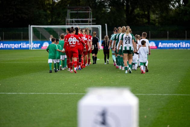 21.09.2026, GER, Fussball, Frauen, Google Pixel 1. Bundesliga, Saison 2026 2027, 4. Spieltag, SV Werder Bremen vs. VfB Stuttgart Nicole Billa ( VfB Stuttgart, 26 ), Juliane Wirtz ( Werder Bremen, 28 ) und Teams beim Einlaufen, DFB DFL regulations prohibit any use of photographs as image sequences and or quasi-video Bremen Stadion Platz 11 Bremen Deutschland Copyright: xNordphoto Memmlerx