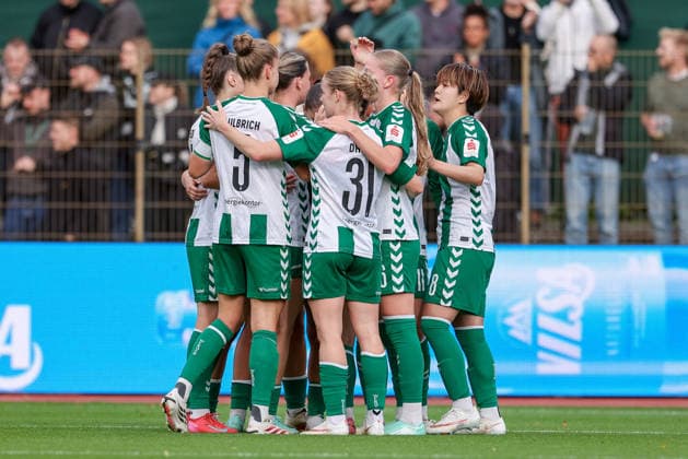 Spielerinnen des SV Werder Bremen mit Torjubel, Jubel, jubeln, jubelt, optimistisch, Spielszene, Highlight, Freude über das Tor zum 1:0, DIE DFB-RICHTLINIEN UNTERSAGEN JEGLICHE NUTZUNG VON FOTOS ALS SEQUENZBILDER UND ODER VIDEOÄHNLICHE FOTOSTRECKEN. DFB REGULATIONS PROHIBIT ANY USE OF PHOTOGRAPHS AS IMAGE SEQUENCES AND OR QUASI-VIDEO., 21.09.2026, Bremen (Deutschland), Fussball, Google Pixel Frauen-Bundesliga, SV Werder Bremen - VfB Stuttgart