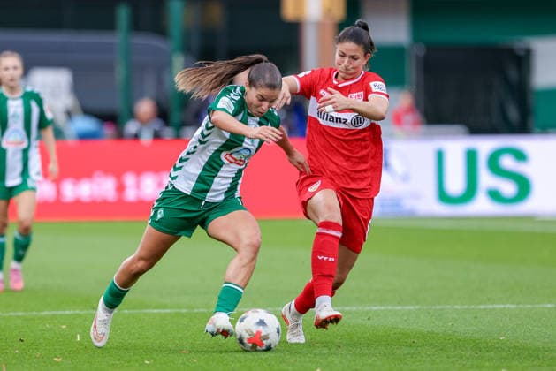 v.li.: Luna Vanzeir (SV Werder Bremen, 13) und Chantal Hagel (VfB Stuttgart, 6) im Zweikampf, Duell, Dynamik, Aktion, Action, Spielszene, DIE DFB-RICHTLINIEN UNTERSAGEN JEGLICHE NUTZUNG VON FOTOS ALS SEQUENZBILDER UND ODER VIDEOÄHNLICHE FOTOSTRECKEN. DFB REGULATIONS PROHIBIT ANY USE OF PHOTOGRAPHS AS IMAGE SEQUENCES AND OR QUASI-VIDEO., 21.09.2026, Bremen (Deutschland), Fussball, Google Pixel Frauen-Bundesliga, SV Werder Bremen - VfB Stuttgart