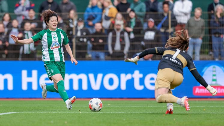 v.li.: Mei Shimada (SV Werder Bremen, 8) und Laura Giuliani (Torhüterin, Torwart, VfB Stuttgart, 1) im Zweikampf, Duell, Dynamik, Aktion, Action, Spielszene, DIE DFB-RICHTLINIEN UNTERSAGEN JEGLICHE NUTZUNG VON FOTOS ALS SEQUENZBILDER UND ODER VIDEOÄHNLICHE FOTOSTRECKEN. DFB REGULATIONS PROHIBIT ANY USE OF PHOTOGRAPHS AS IMAGE SEQUENCES AND OR QUASI-VIDEO., 21.09.2026, Bremen (Deutschland), Fussball, Google Pixel Frauen-Bundesliga, SV Werder Bremen - VfB Stuttgart