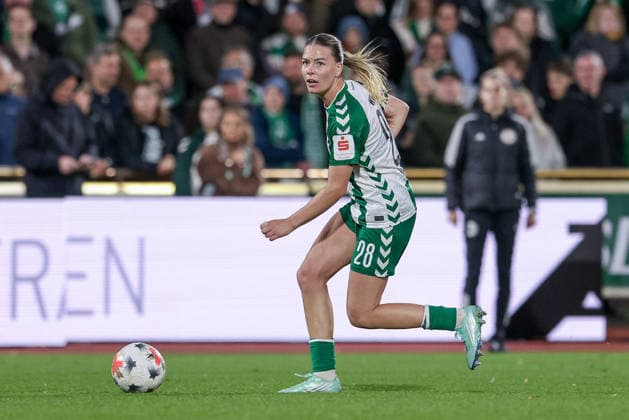 Juliane Wirtz (SV Werder Bremen, 28) am Ball, Freisteller, Einzelbild, Ganzkörper, Aktion, Action, Spielszene, DIE DFB-RICHTLINIEN UNTERSAGEN JEGLICHE NUTZUNG VON FOTOS ALS SEQUENZBILDER UND ODER VIDEOÄHNLICHE FOTOSTRECKEN. DFB REGULATIONS PROHIBIT ANY USE OF PHOTOGRAPHS AS IMAGE SEQUENCES AND OR QUASI-VIDEO., 21.09.2026, Bremen (Deutschland), Fussball, Google Pixel Frauen-Bundesliga, SV Werder Bremen - VfB Stuttgart