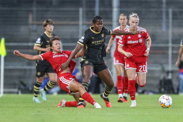 GER, München, FC Bayern München vs Manchester City, Womens Champions League, Fussball, UEFA, Spielzeit 2026 2027, uhlsport Park, 1. Spieltag im Bild v.l.: Momoko Tanikawa (FC Bayern München Frauen 18), Khadija Shaw (Manchester City Frauen 9) DFB DFL REGULATIONS PROHIBIT ANY USE OF PHOTOGRAPHS AS IMAGE SEQUENCES AND OR QUASI-VIDEO, 22.09.2026 Copyright: HMBxMedia HendrikxHamelau