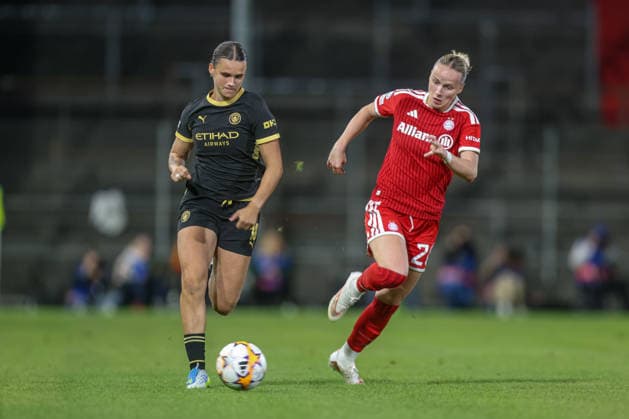 GER, München, FC Bayern München vs Manchester City, Womens Champions League, Fussball, UEFA, Spielzeit 2026 2027, uhlsport Park, 1. Spieltag im Bild v.l.: Kerstin Casparij (Manchester City Frauen 18), Franziska Kett (FC Bayern München Frauen 20) DFB DFL REGULATIONS PROHIBIT ANY USE OF PHOTOGRAPHS AS IMAGE SEQUENCES AND OR QUASI-VIDEO, 22.09.2026 Copyright: HMBxMedia HendrikxHamelau