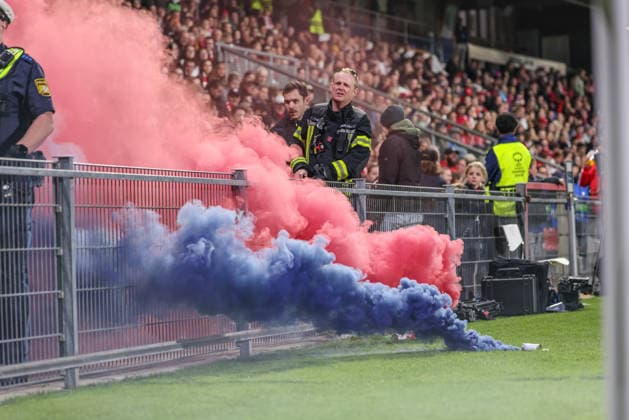 GER, München, FC Bayern München vs Manchester City, Womens Champions League, Fussball, UEFA, Spielzeit 2026 2027, uhlsport Park, 1. Spieltag im Bild: Pyro, Rauchbomben wurden gefährlich werden des Spiels aufs Feld geworfen und anschließend an die Seite getragen, Nebel, Chaos DFB DFL REGULATIONS PROHIBIT ANY USE OF PHOTOGRAPHS AS IMAGE SEQUENCES AND OR QUASI-VIDEO, 22.09.2026 Copyright: HMBxMedia HendrikxHamelau