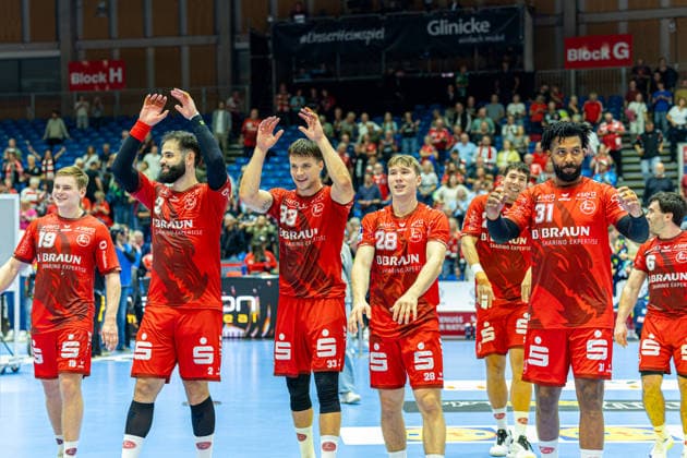 HBL Pokal, 2. Runde, Kassel, MT Melsungen vs. Rhein-Neckar Loewen, Rothenbach-Halle Kassel; 22.09.2026 HBL Pokal, 2. Runde, Kassel, Germany - 22.09.2026: Die Spieler der MT Melsungen feiern das gewonnene Spiel nach der Verlängerung, Handball Bundesliga, Spiel der MT Melsungen vs. Rhein-Neckar Loewen, Rothenbach-Halle Kassel Copyright: xBEAUTIFULxSPORTS Freudensteinx