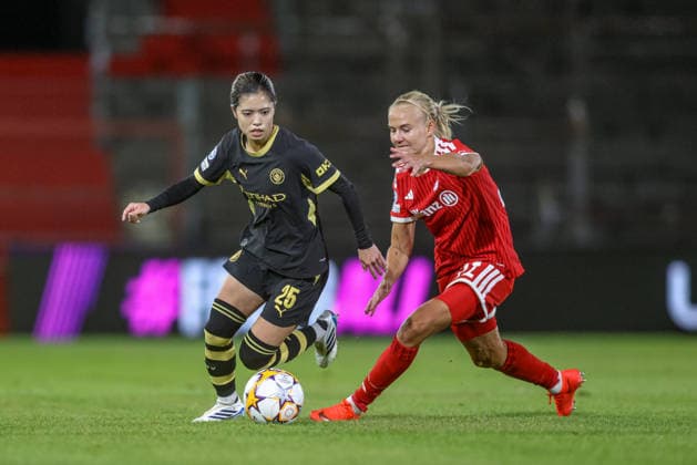 GER, München, FC Bayern München vs Manchester City, Womens Champions League, Fussball, UEFA, Spielzeit 2026 2027, uhlsport Park, 1. Spieltag im Bild v.l.: Yui Hasegawa (Manchester City Frauen 25), Pernille Harder (FC Bayern München Frauen 21) DFB DFL REGULATIONS PROHIBIT ANY USE OF PHOTOGRAPHS AS IMAGE SEQUENCES AND OR QUASI-VIDEO, 22.09.2026 Copyright: HMBxMedia HendrikxHamelau
