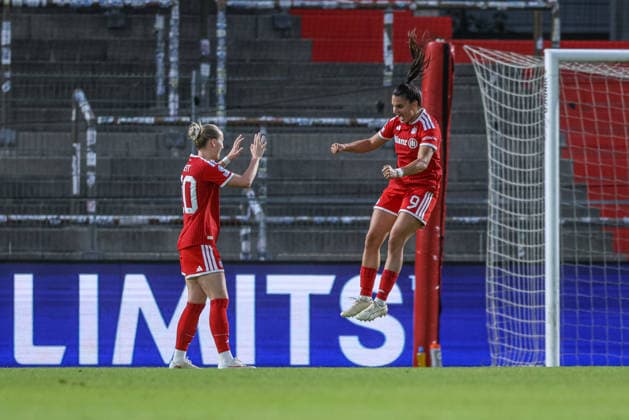 GER, München, FC Bayern München vs Manchester City, Womens Champions League, Fussball, UEFA, Spielzeit 2026 2027, uhlsport Park, 1. Spieltag im Bild: Franziska Kett (FC Bayern München Frauen 20), Jovana Damnjanović (FC Bayern München Frauen 9), Tor, Jubel und Freude, Emotionen, goal scored DFB DFL REGULATIONS PROHIBIT ANY USE OF PHOTOGRAPHS AS IMAGE SEQUENCES AND OR QUASI-VIDEO, 22.09.2026 Copyright: HMBxMedia HendrikxHamelau