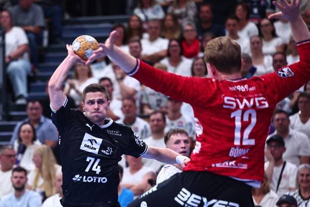 Torwurf von Vincent Buechner (THW Kiel, 74) auf das Tor von Simon Boehne (TV Huettenberg, 12) GER, TV Huettenberg vs THW Kiel, Handball, DHB-Pokal, 2. Runde, Spielzeit 2026 2027, 23.09.2026 GER, TV Huettenberg vs THW Kiel, Handball, DHB-Pokal, 2. Runde, Spielzeit 2026 2027, 23.09.2026 Wetzlar Copyright: xEibner-Pressefoto RenexWeissx EP_RWS
