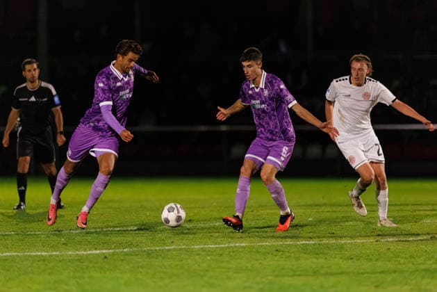 Fredrik Carlsen (8, FC Ingolstadt 04), Georgios Antzoulas (6, FC Ingolstadt 04) und Luis Schäffler (27, TSV Landsberg) beim Spiel zwischen TSV Landsberg v FC Ingolstadt 04, Fussball, Herren, Toto-Pokal, 2026 2027, Viertelfinale am 23.09.2026 in Landsberg am Lech, Sportpark. Bayern Deutschland