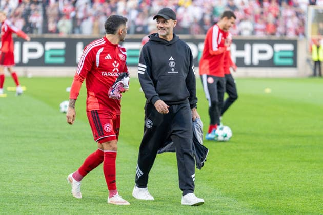 Matthias Zimmermann (Fortuna Düsseldorf, 25) und Alexander Ende (Fortuna Düsseldorf, Trainer) kommen zum Spielfeld, Freude Fortuna Duesseldorf vs. Schwarz-Weiss Alstaden, Fussball, Niederrheinpokal, 2.Runde, Saison 2026 27, 23.09.2026, DFL REGULATIONS PROHIBIT ANY USE OF PHOTOGRAPHS AS IMAGE SEQUENCES AND OR QUASI-VIDEO, Fortuna Duesseldorf vs. Schwarz-Weiss Alstaden, Fussball, Niederrheinpokal, 2.Runde, Saison 2026 27, 23.09.2026 Düsseldorf Copyright: xEibner-Pressefoto LukasxBaldygax EP_LBA