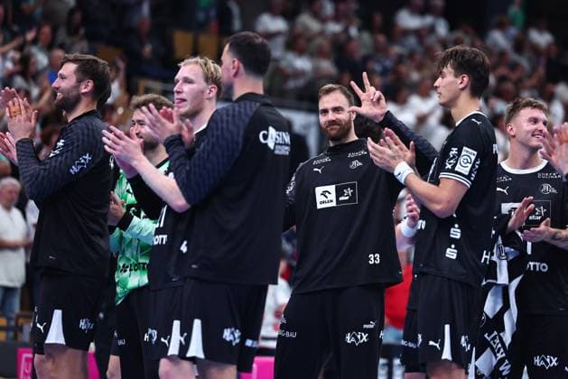 Die Kieler Spieler freuen sich ueber den Sieg gegen Huettenberg, Mitte: Andreas Wolff (THW Kiel, 33) GER, TV Huettenberg vs THW Kiel, Handball, DHB-Pokal, 2. Runde, Spielzeit 2026 2027, 23.09.2026 GER, TV Huettenberg vs THW Kiel, Handball, DHB-Pokal, 2. Runde, Spielzeit 2026 2027, 23.09.2026 Wetzlar Copyright: xEibner-Pressefoto RenexWeissx EP_RWS