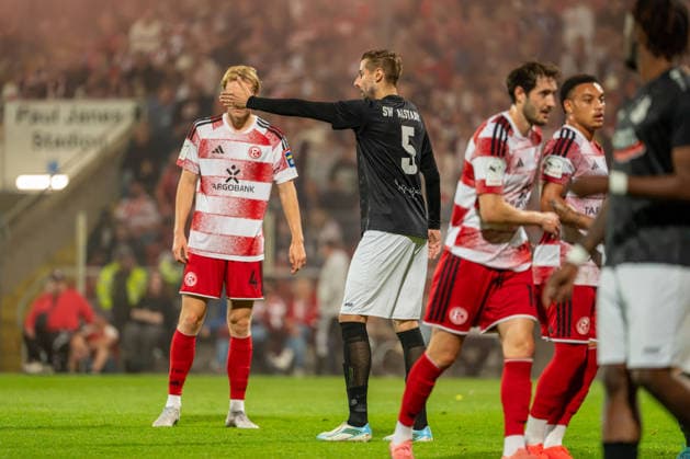 Lukas Bornschein (Fortuna Düsseldorf, 04) wird die Sicht verspeert von Joel Schoof (Schwarz-Weiss 09 36 Oberhausen-Alstaden, 05), Marcel Benger (Fortuna Düsseldorf, 16), Steven van der Sloot (Fortuna Düsseldorf, 02) Fortuna Duesseldorf vs. Schwarz-Weiss Alstaden, Fussball, Niederrheinpokal, 2.Runde, Saison 2026 27, 23.09.2026, DFL REGULATIONS PROHIBIT ANY USE OF PHOTOGRAPHS AS IMAGE SEQUENCES AND OR QUASI-VIDEO, Fortuna Duesseldorf vs. Schwarz-Weiss Alstaden, Fussball, Niederrheinpokal, 2.Runde, Saison 2026 27, 23.09.2026 Düsseldorf Copyright: xEibner-Pressefoto LukasxBaldygax EP_LBA
