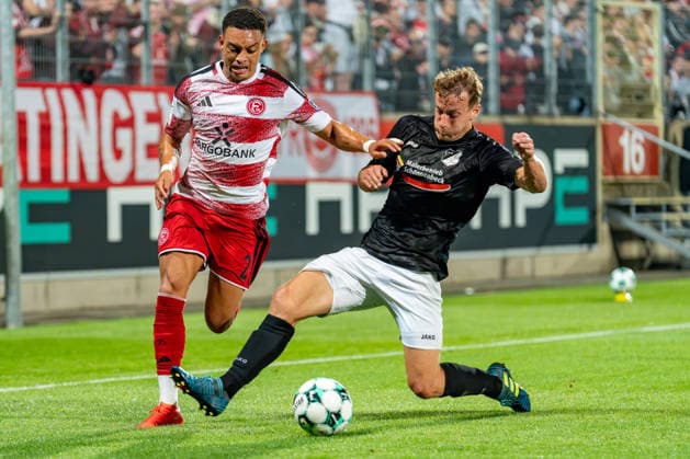 Steven van der Sloot (Fortuna Düsseldorf, 02) im Zweikampf mit Danny Alkenbach (Schwarz-Weiss 09 36 Oberhausen-Alstaden, 07) Fortuna Duesseldorf vs. Schwarz-Weiss Alstaden, Fussball, Niederrheinpokal, 2.Runde, Saison 2026 27, 23.09.2026, DFL REGULATIONS PROHIBIT ANY USE OF PHOTOGRAPHS AS IMAGE SEQUENCES AND OR QUASI-VIDEO, Fortuna Duesseldorf vs. Schwarz-Weiss Alstaden, Fussball, Niederrheinpokal, 2.Runde, Saison 2026 27, 23.09.2026 Düsseldorf Copyright: xEibner-Pressefoto LukasxBaldygax EP_LBA