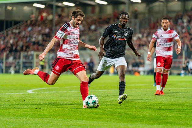 Marcel Benger (Fortuna Düsseldorf, 16) setzt zum Schuss an gegen Ammanuel Darki (Schwarz-Weiss 09 36 Oberhausen-Alstaden, 03) Fortuna Duesseldorf vs. Schwarz-Weiss Alstaden, Fussball, Niederrheinpokal, 2.Runde, Saison 2026 27, 23.09.2026, DFL REGULATIONS PROHIBIT ANY USE OF PHOTOGRAPHS AS IMAGE SEQUENCES AND OR QUASI-VIDEO, Fortuna Duesseldorf vs. Schwarz-Weiss Alstaden, Fussball, Niederrheinpokal, 2.Runde, Saison 2026 27, 23.09.2026 Düsseldorf Copyright: xEibner-Pressefoto LukasxBaldygax EP_LBA