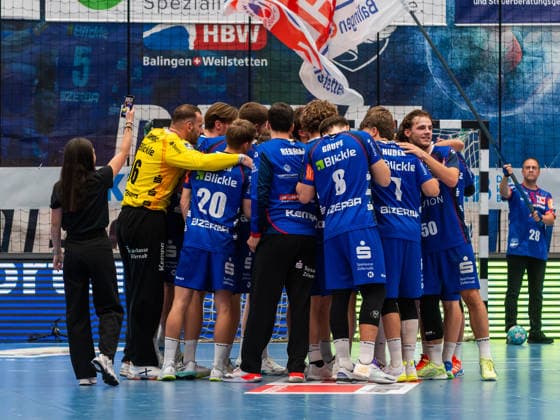 Die Mannschaft von HBW Balingen-Weilstetten freut sich ueber den Sieg, HBW Balingen-Weilstetten vs. TSV Hannover-Burgdorf, Handball, DHB-Pokal, 2. Runde, Saison 2026 2027, 23.09.2026, HBW Balingen-Weilstetten vs. TSV Hannover-Burgdorf, Handball, DHB-Pokal, 2. Runde, Saison 2026 2027, 23.09.2026 Balingen Copyright: xEibner-Pressefoto FlorianxSchustx EP_FSU