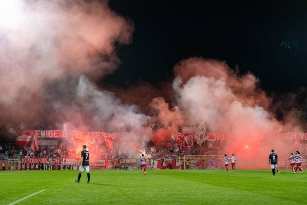 6:0 Jubel mit Feuer, Rauch, Bengalos Fortuna Duesseldorf vs. Schwarz-Weiss Alstaden, Fussball, Niederrheinpokal, 2.Runde, Saison 2026 27, 23.09.2026, DFL REGULATIONS PROHIBIT ANY USE OF PHOTOGRAPHS AS IMAGE SEQUENCES AND OR QUASI-VIDEO, Fortuna Duesseldorf vs. Schwarz-Weiss Alstaden, Fussball, Niederrheinpokal, 2.Runde, Saison 2026 27, 23.09.2026 Düsseldorf Copyright: xEibner-Pressefoto LukasxBaldygax EP_LBA