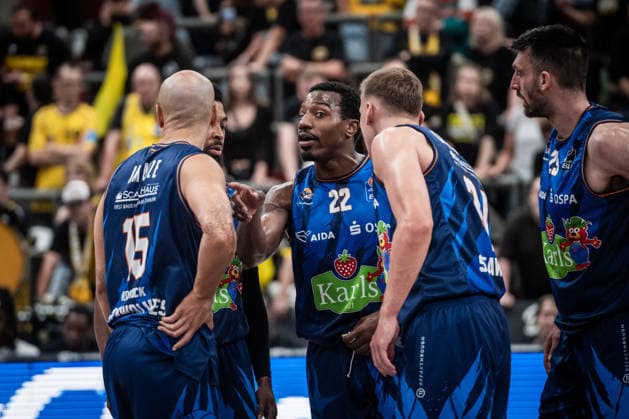 Johnathan Stove (Rostock Seawolves, 22), Mitte - spricht mit seinen Teamkollegen Robin Amaize (Rostock Seawolves, 15), Zach Copeland (Rostock Seawolves, 02), Artur Konontsuk (Rostock Seawolves, 34), Owen Klassen (Rostock Seawolves, 29) - vlnr. GER, MHP Riesen Ludwigsburg vs. Rostock Seawolves, Basketball Bundesliga, easycredit BBL, 2. Spieltag, Spielzeit 2026 2027, 24.09.2026 GER, MHP Riesen Ludwigsburg vs. Rostock Seawolves, Basketball Bundesliga, easycredit BBL, 2. Spieltag, Spielzeit 2026 2027, 24.09.2026 Ludwigsburg Copyright: xSandyxDinkelackerx EP_SDR