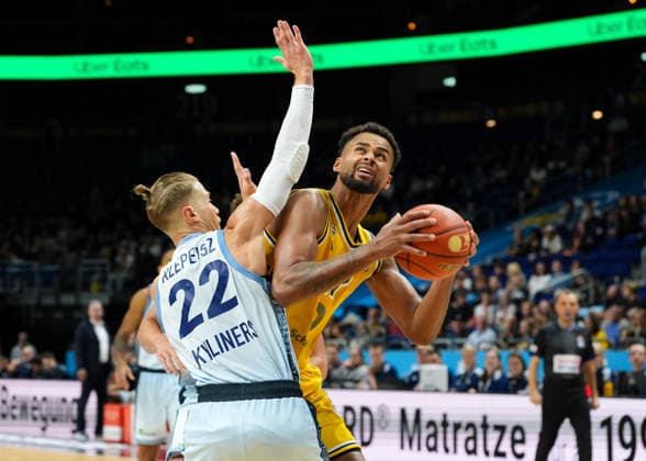 Norris Agbakoko (Alba Berlin, 17) gegen Thomas Klepeisz (Fraport Skyliners Frankfurt, 22). GER, Alba Berlin vs Fraport Skyliners Frankfurt, easyCredit BBL, 2. Spieltag, Saison 2026 27, Uber Arena, Berlin, 24.09.2026 Alba Berlin vs Fraport Skyliners Frankfurt, easyCredit BBL, 2. Spieltag, Saison 2026 67, 24.09.2026 Berlin Copyright: xEibner-Pressefoto ScottxColemanx EP_SCN