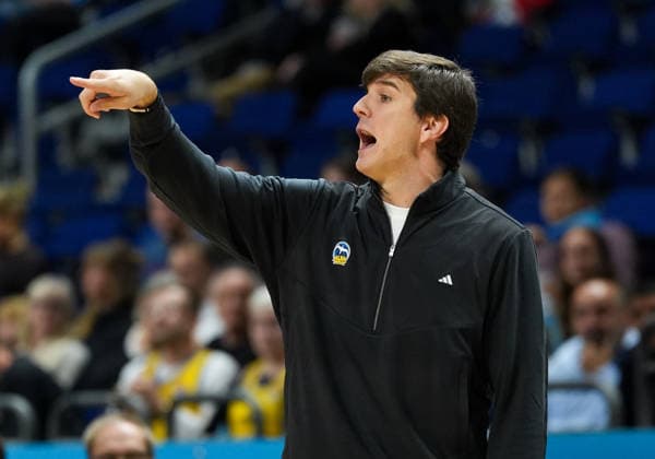 Pedro Calles (Alba Berlin, Cheftrainer) gestikuliert nach einer Aktion. GER, Alba Berlin vs Fraport Skyliners Frankfurt, easyCredit BBL, 2. Spieltag, Saison 2026 27, Uber Arena, Berlin, 24.09.2026 Alba Berlin vs Fraport Skyliners Frankfurt, easyCredit BBL, 2. Spieltag, Saison 2026 67, 24.09.2026 Berlin Copyright: xEibner-Pressefoto ScottxColemanx EP_SCN