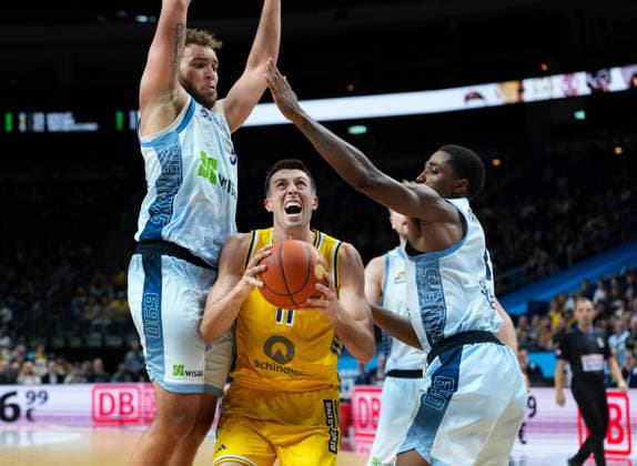 Joe Wieskamp (Alba Berlin, 11) bewegt den Ball gegen Race Thompson (Fraport Skyliners Frankfurt, 5) und William Christmas (Fraport Skyliners Frankfurt, 8). GER, Alba Berlin vs Fraport Skyliners Frankfurt, easyCredit BBL, 2. Spieltag, Saison 2026 27, Uber Arena, Berlin, 24.09.2026 Alba Berlin vs Fraport Skyliners Frankfurt, easyCredit BBL, 2. Spieltag, Saison 2026 67, 24.09.2026 Berlin Copyright: xEibner-Pressefoto ScottxColemanx EP_SCN