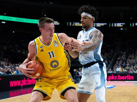 Joe Wieskamp (Alba Berlin, 11) im Zweikampf mit Roman Bedime (Fraport Skyliners Frankfurt, 35). GER, Alba Berlin vs Fraport Skyliners Frankfurt, easyCredit BBL, 2. Spieltag, Saison 2026 27, Uber Arena, Berlin, 24.09.2026 Alba Berlin vs Fraport Skyliners Frankfurt, easyCredit BBL, 2. Spieltag, Saison 2026 67, 24.09.2026 Berlin Copyright: xEibner-Pressefoto ScottxColemanx EP_SCN