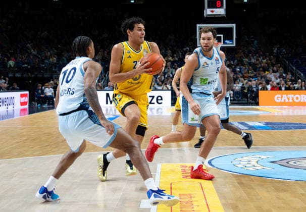 Brandon Angel (Alba Berlin, 21) bewegt den Ball gegen Judah Mintz (Fraport Skyliners Frankfurt, 10) und Race Thompson (Fraport Skyliners Frankfurt, 5). GER, Alba Berlin vs Fraport Skyliners Frankfurt, easyCredit BBL, 2. Spieltag, Saison 2026 27, Uber Arena, Berlin, 24.09.2026 Alba Berlin vs Fraport Skyliners Frankfurt, easyCredit BBL, 2. Spieltag, Saison 2026 67, 24.09.2026 Berlin Copyright: xEibner-Pressefoto ScottxColemanx EP_SCN